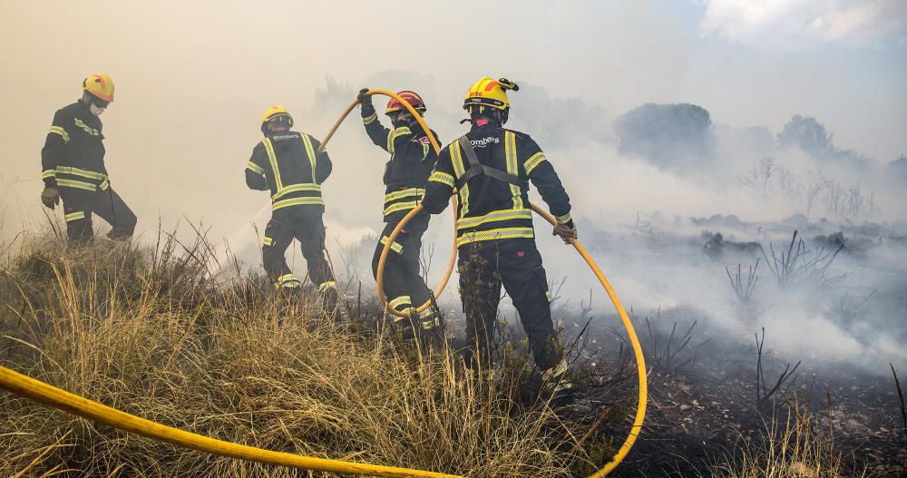 Efectivos trabajando en las labores de extinción