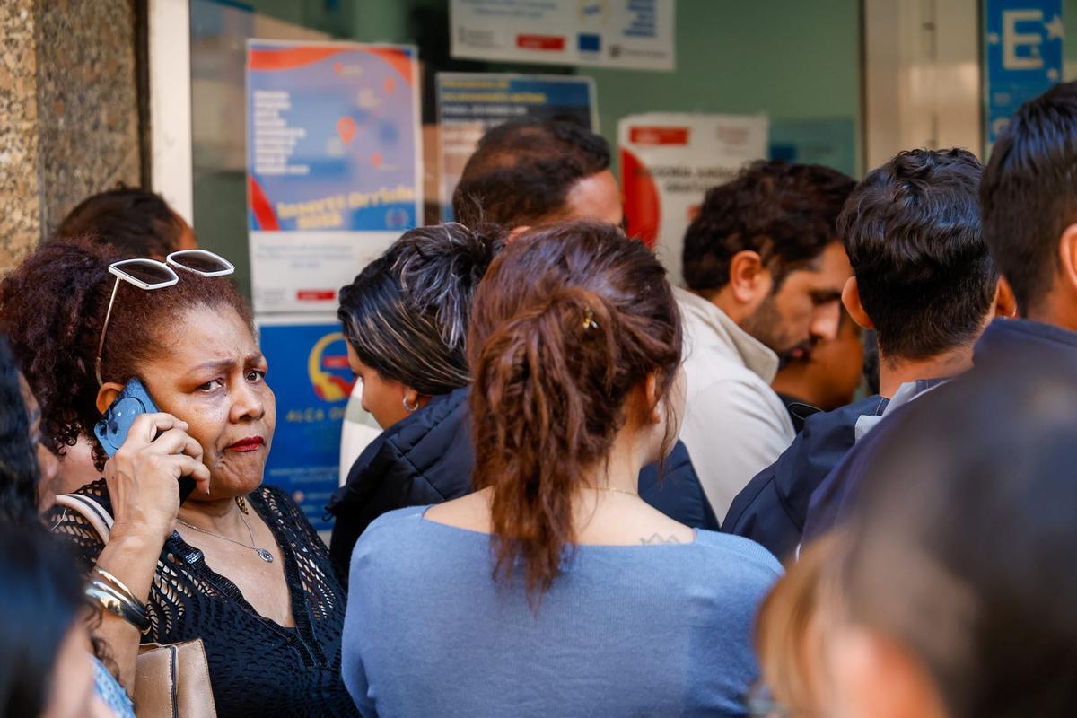 Las ONGs comienzan en València a atender a migrantes para su regularización