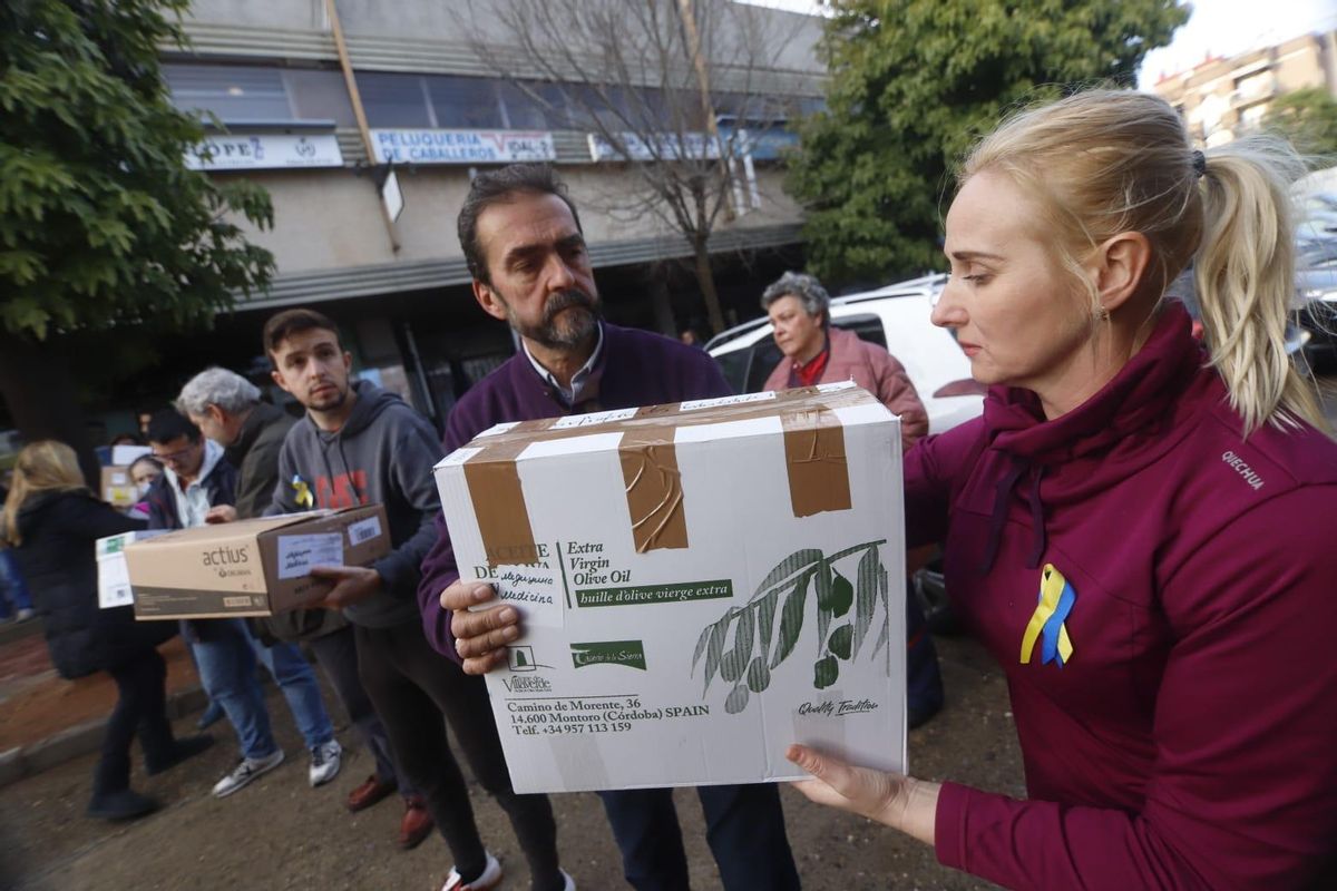 Voluntarios organizan el material que saldrá para la frontera de Ucrania estos días.