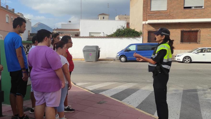 La Policía de Mazarrón enseña educación vial a vecinos con discapacidad intelectual