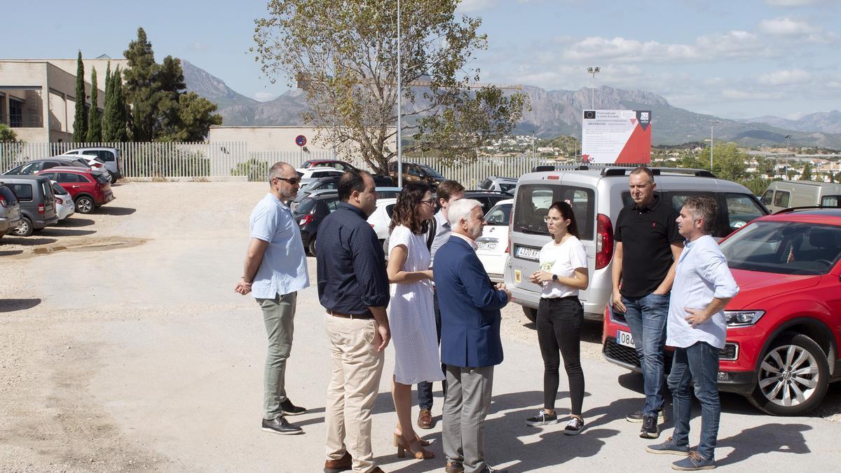 La parcela donde estaba previsto ubicar el futuro Centro de Día, el día de la visita de la consellera Aitana Mas junto al alcalde y otros ediles y técnicos.