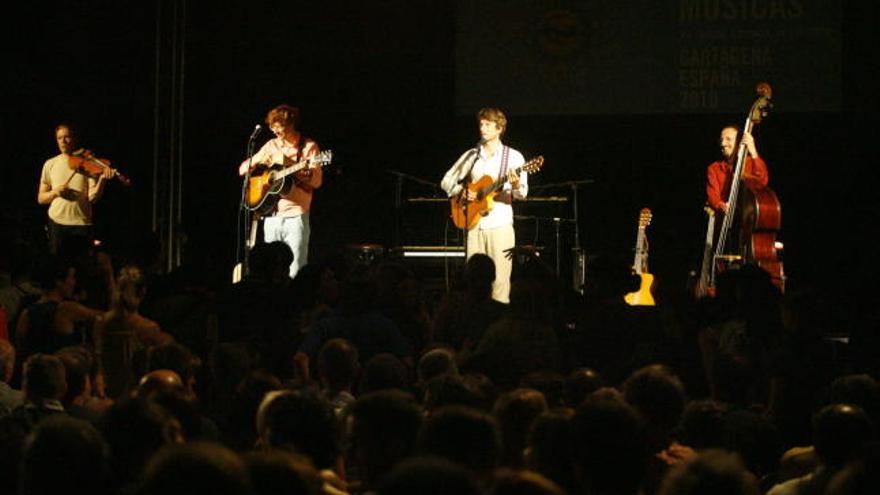 Los noruegos Kings of Convenience estuvieron acompañados por un contrabajo y una viola para los temas más animados.