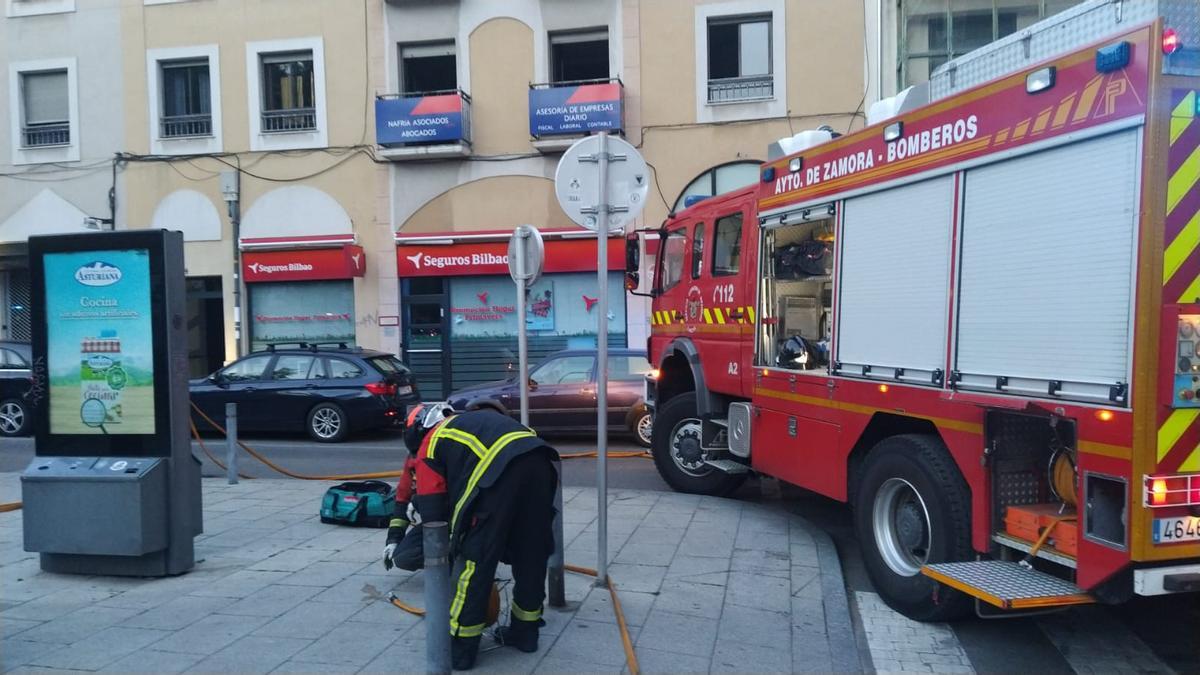 Dos dotaciones de bomberos han acudido hasta el lugar de los hechos.