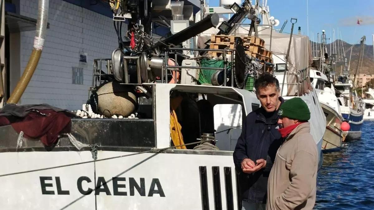 Pescadores con sus embarcaciones amarradas en el Puerto de Mazarrón.