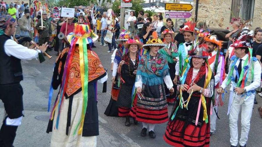 Recorrido de los distintos figurantes en el Encuentro Internacional de Máscara Ibérica.