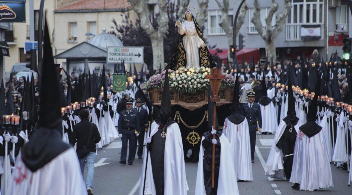 El desfile de la hermandad de la Tercera Caída.
