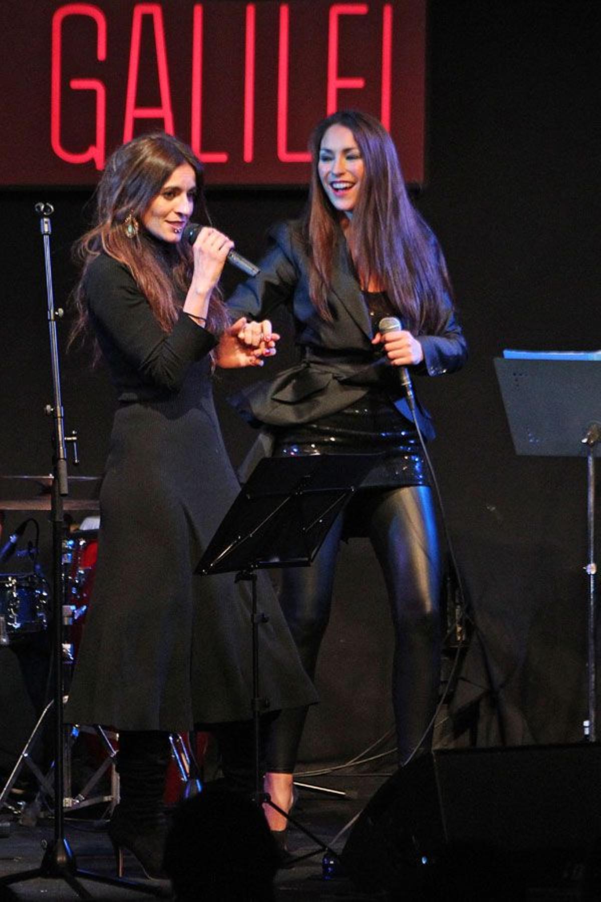 Celia Flores y Bebe cantando en homenaje a Marisol