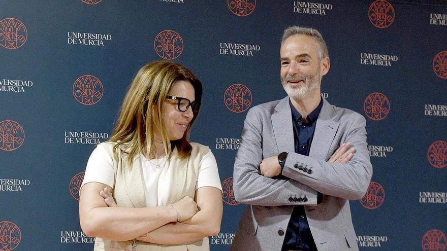 Rectorado de la UMU: Alicia y Samuel frente al espejo