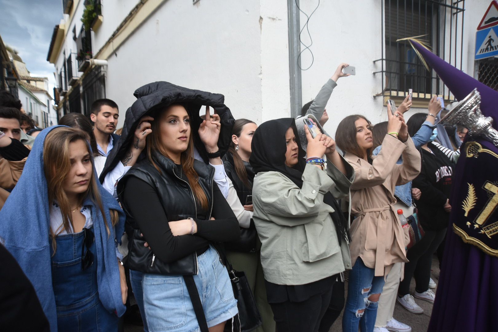 La hermandad del Calvario procesiona por San Lorenzo