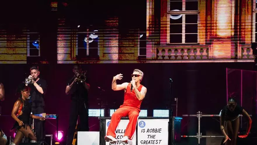Vídeo | Robbie Williams ofrece un incontestable y divertidísimo concierto en el Icónica Santalucía Sevilla Fest