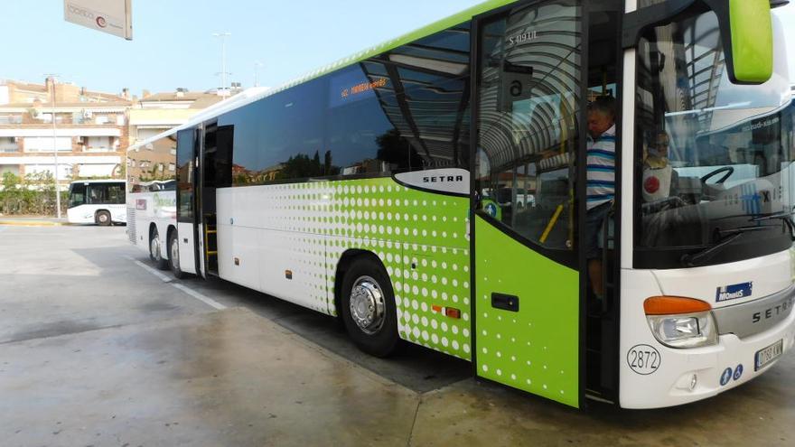 Un vehicle de Monbus amb el logotip Exprés.cat arribant a Manresa