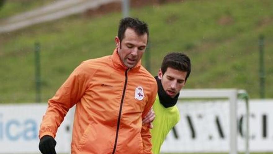 Carlos Marchena y Juan Carlos Real, sobre el césped de la ciudad deportiva de Abegondo. | 13fotos