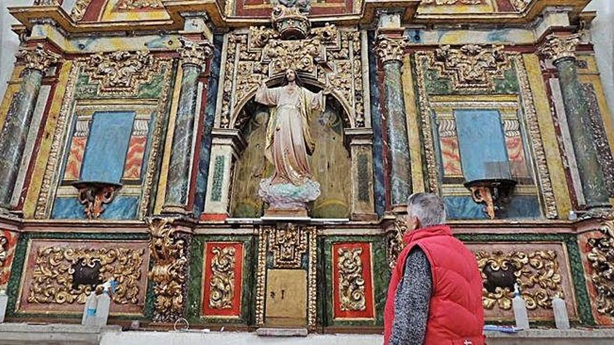 El técnico José Luis Casanova, ayer, en pleno proceso de restauración del retablo de la iglesia de Santa María de Valverde.