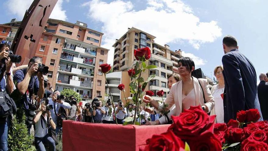 La parlamentaria de Bildu Maddalen Iriarte pone una rosa para recordar al concejal del PP.