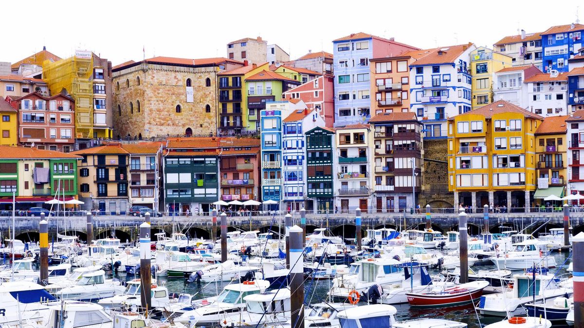 Las casas costeras de Bermeo ofrecen una imágen caótica pero atractiva