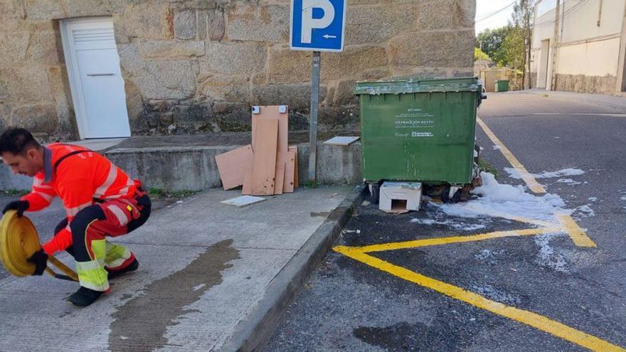 Fuego en un contenedor de Rúa Ensinanza  | G. NÚÑEZ