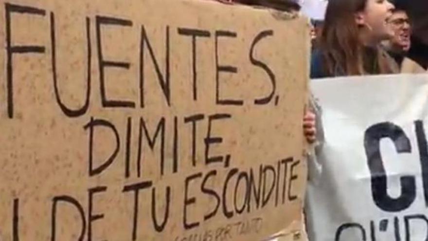 Los estudiantes se manifiestan ante el despacho de Cifuentes