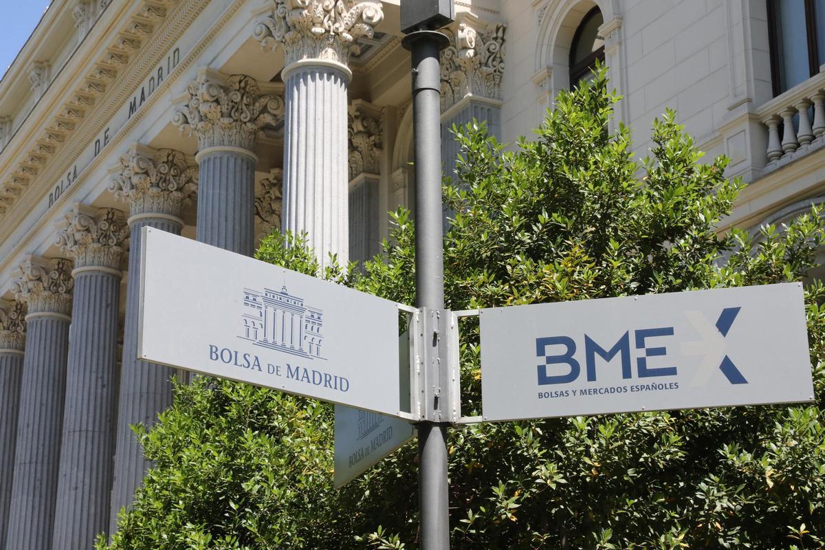 Señal de la Bolsa de Madrid frente a la fachada del edificio, en Madrid (España).