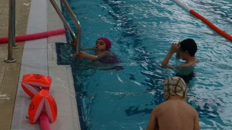 Un grupo de niños disfruta ayer de la piscina de Bueu. | // G.NÚÑEZ