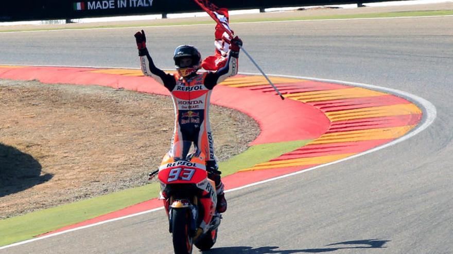 Márquez celebrant la victòria al final de la cursa