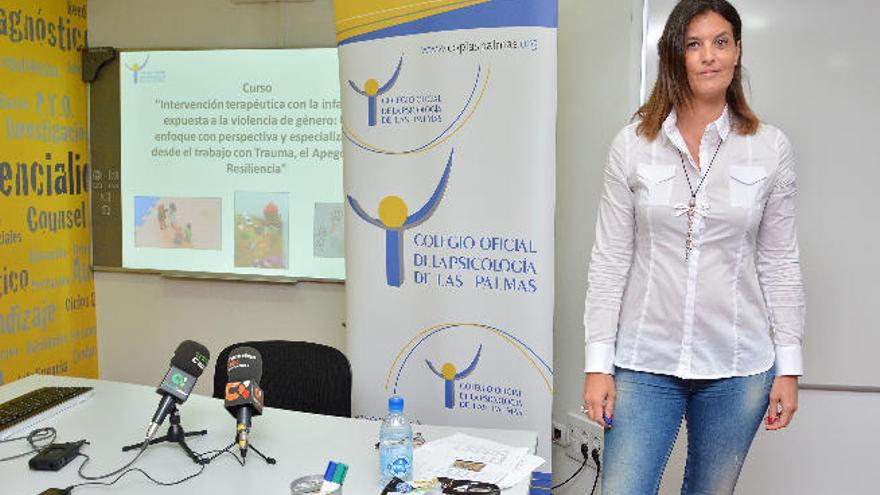 Virginia Suárez en la sede del Colegio Oficial de la Psicología de Las Palmas.