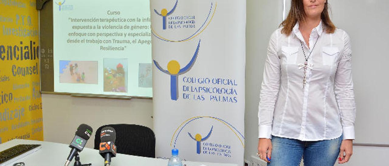 Virginia Suárez en la sede del Colegio Oficial de la Psicología de Las Palmas.