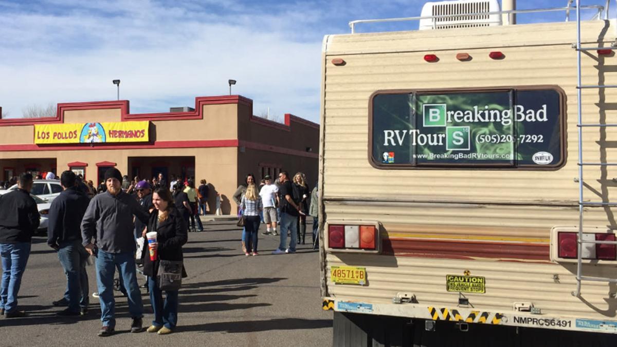 Una caravana como la de Heisenberg deja a los visitantes de Albuquerque junto al famoso restaurante Los Pollos Hermanos.