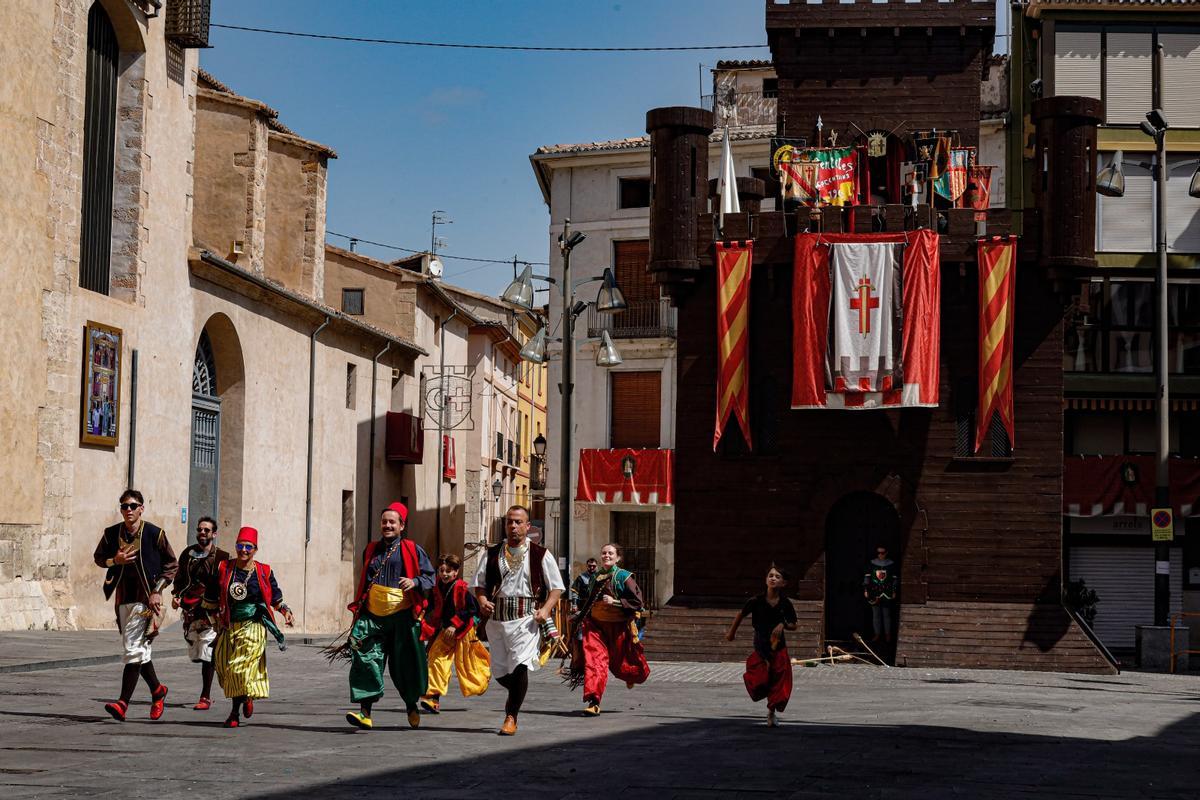 Cocentaina despide sus Moros y Cristianos a golpe de pólvora con las Embajadas y el Alardo