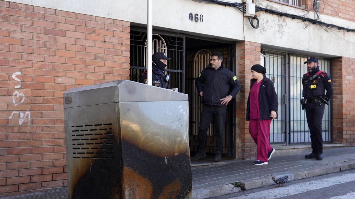 La policía judicial trabaja en el edificio de Manlleu donde han perdido la vida cinco jóvenes en un incendio en un trastero