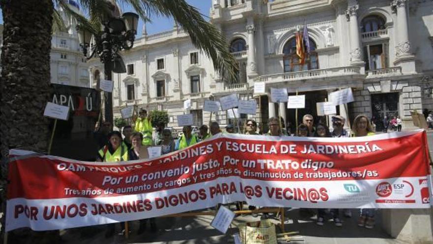 Un momento de la protesta de ayer en la plaza consistorial.