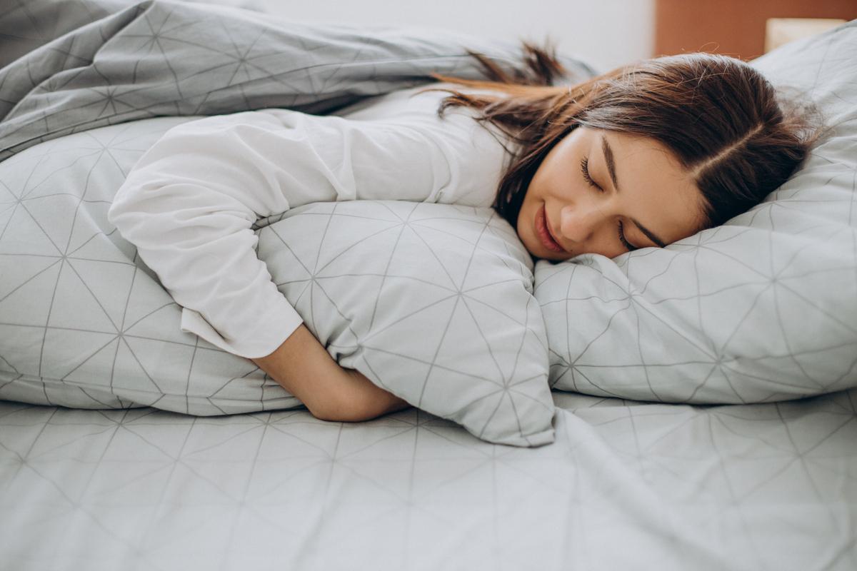 Por qué no deberías dormir con el pelo mojado: estos son los peligros que se pueden evitar