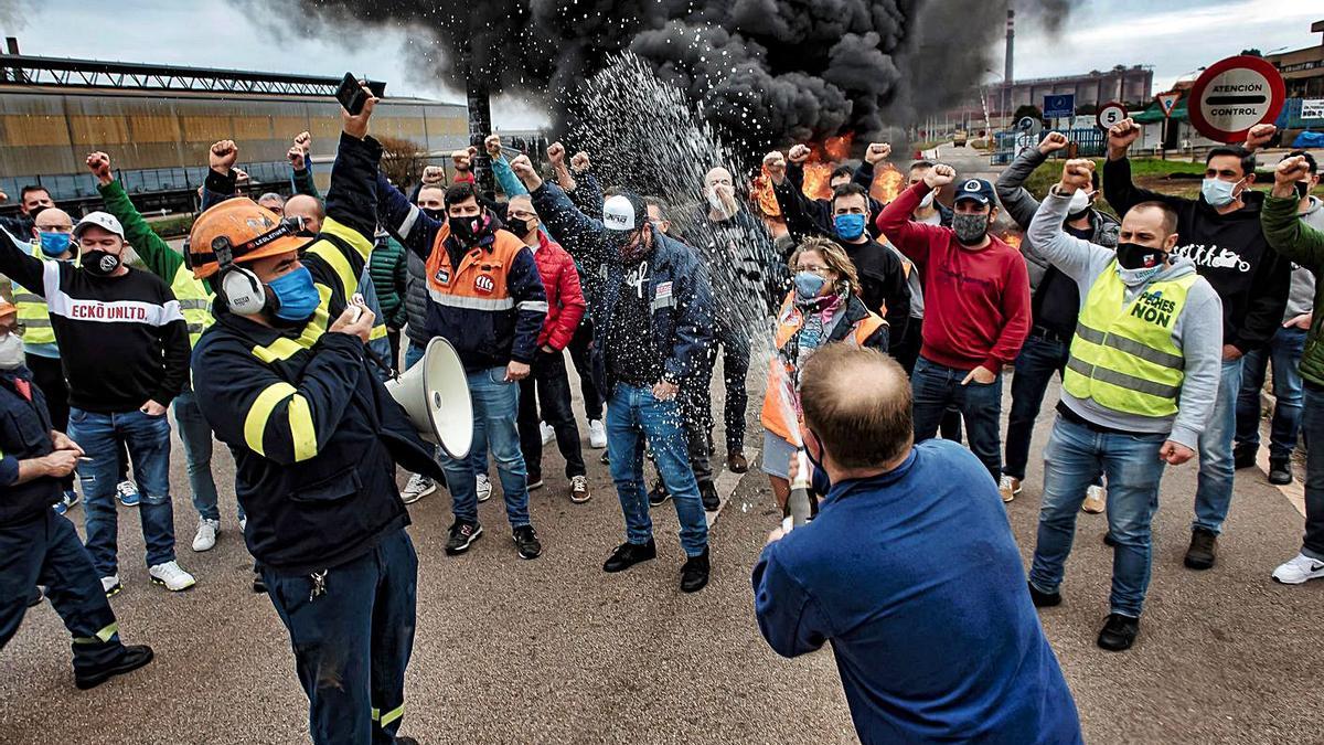 Trabajadores de Alcoa San Cibrao celebran la sentencia. |   // EMILIO PÉREZ VÁZQUEZ/EFE