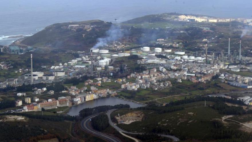 Vista aérea de Meicende, con la refinería de Repsol situada a pocos metros.   | // VÍCTOR ECHAVE /