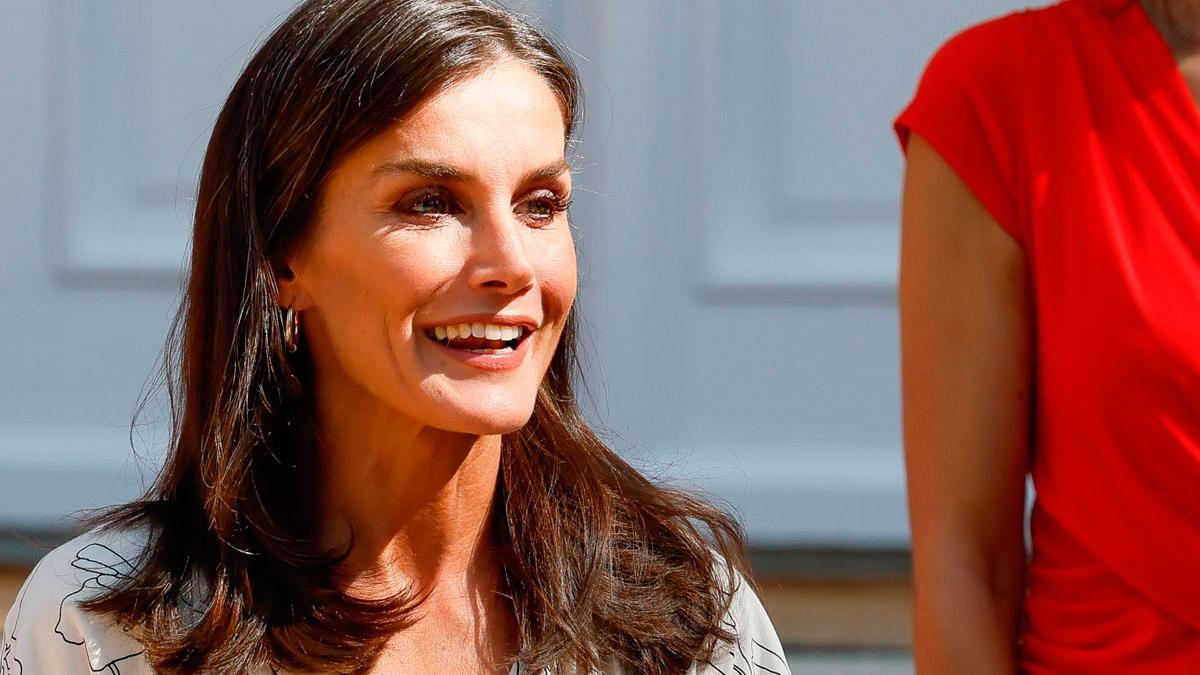 La reina Letizia asiste a sus últimas reuniones de trabajo antes de las vacaciones de verano con un nuevo vestido de Hugo Boss