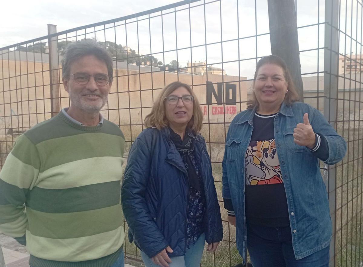 Nacho Laffarga, Remedios Sánchez y la presidenta vecinal Inmaculada de la Torre, el pasado diciembre. | A.V.