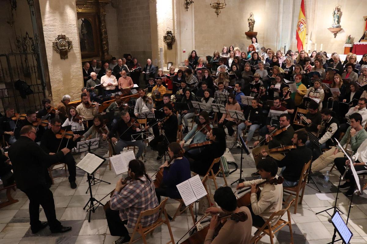Manuel Ramos, en un concierto con la Orquesta UNED Elche y la Orquesta Barroca Valenciana