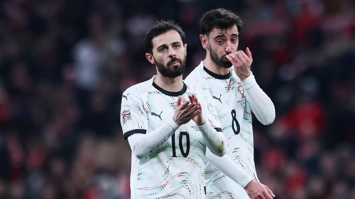 Copenhagen (Denmark), 20/03/2025.- Portugal players Bernardo Silva and Bruno Fernandes (R) react at the end of the UEFA Nations League quarter final first leg match between Denmark and Portugal at Parken stadium in Copenhagen, Denmark, 20 March 2025. (Dinamarca, Copenhague) EFE/EPA/JOSE SENA GOULAO