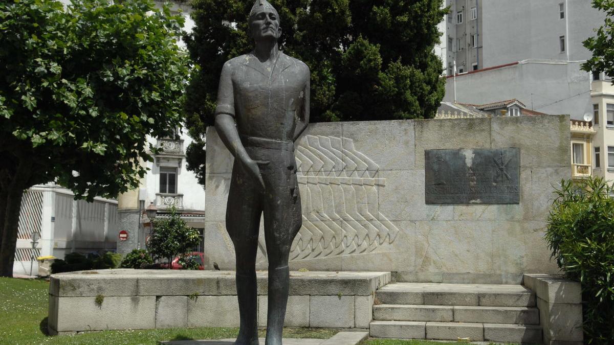 Estatua de Millán Astray en la plaza que llevaba su nombre