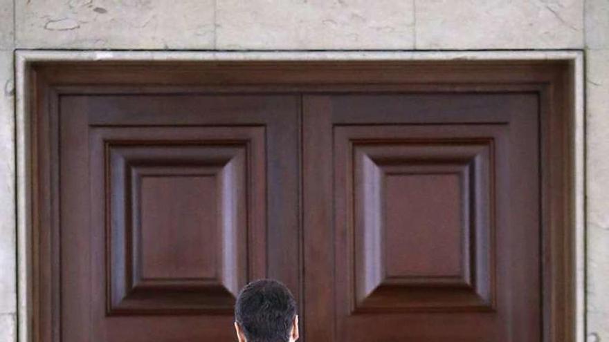 La soledad de Pedro Sánchez  |  El fracaso de la reunión a tres -PSOE, C&#039;s y Podemos- evidencia la encrucijada en la que se encuentra el líder socialista (en la imagen, ayer, dirigiéndose a su despacho en el Congreso, donde se reunió con la comisión negociadora).