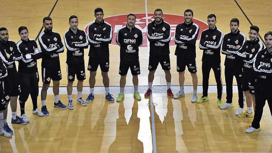 La plantilla del Palma Futsal posa ayer en el escenario del partido de hoy.