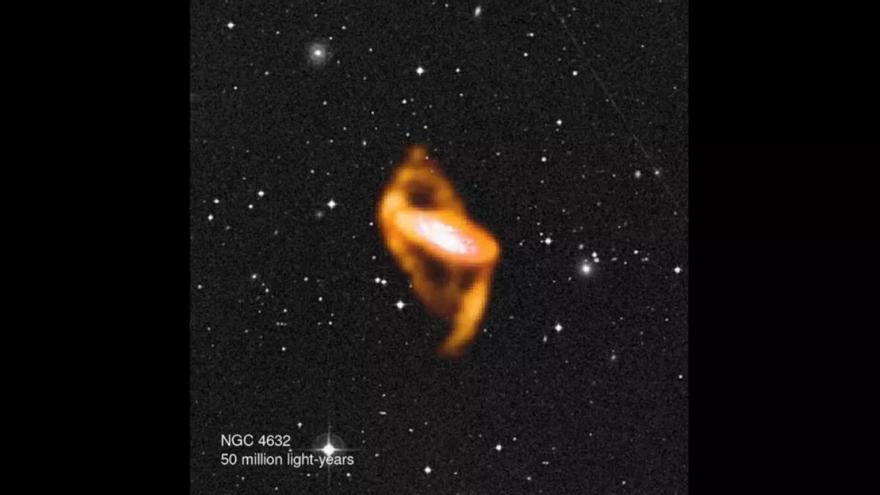 Imagen compuesta de la galaxia NGC 4632, ubicada a unos 50 millones de años luz de la Tierra, evidenciando la distribución de gases en un espacio 3D.