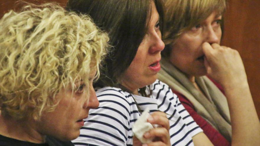 Madres de Dinoco rompen a llorar en el pleno al conocer que las trabajadoras se quedan fuera