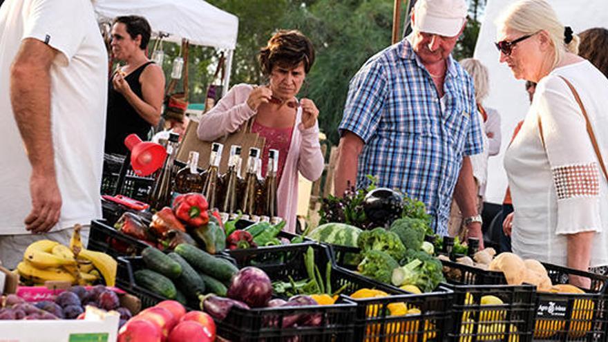 Puestos de artesanía y productos locales durante la temporada de verano.