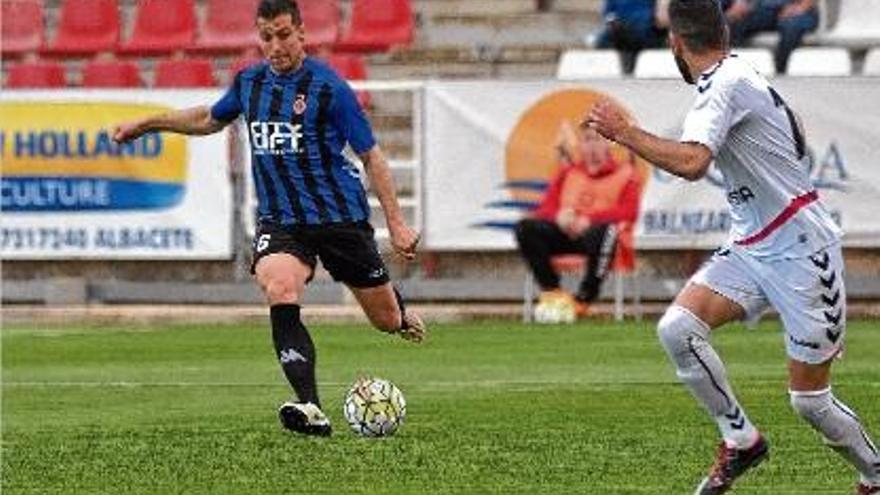 Granell, buscant una centrada en el partit de dissabte passat al camp de l&#039;Albacete.