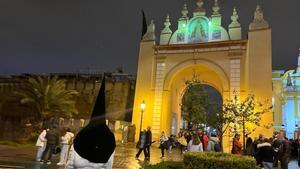 Un nazareno de la Macarena llegando a la basílica.