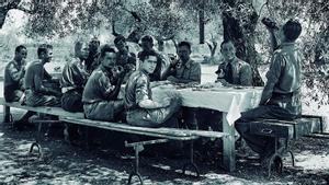 Miembros de la Legión Cóndor comiendo bajo un olivo en el aeródromo de la Sènia.