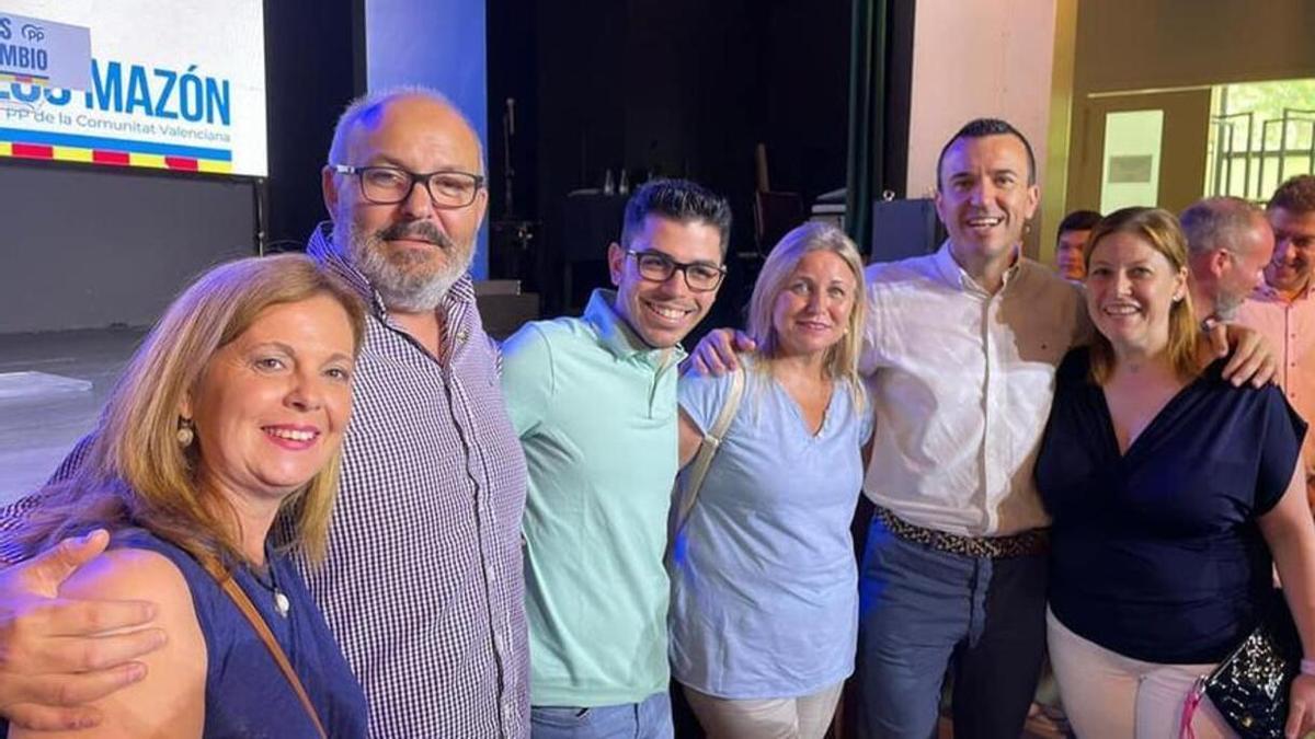 Susana Herraiz (la primera por la derecha) junto a Vicente Mompó y otros representantes del PP valenciano.