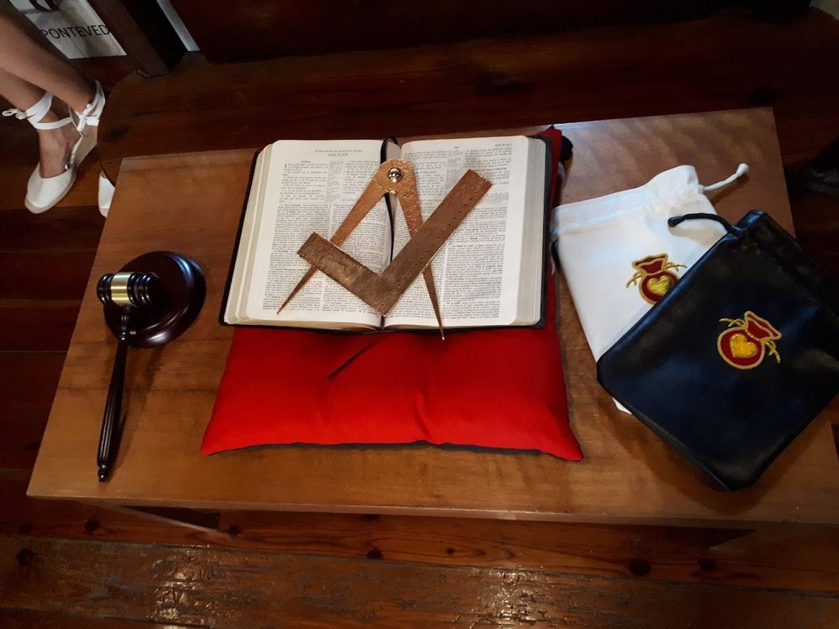 Los símbolos de la masonería decoraron el templo durante el acto.