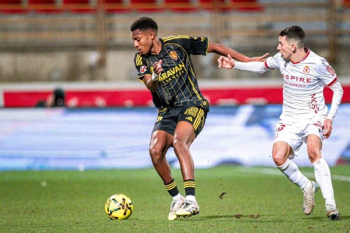Álex Gomes controla un balón ante un rival el sábado.