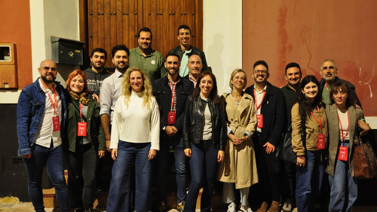 María Dolores Muñoz, junto a miembros de su candidatura